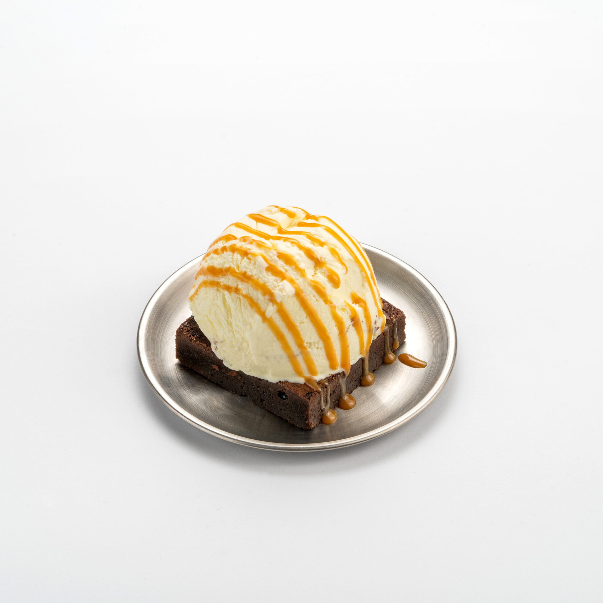 Brownie &agrave; la mode in white background